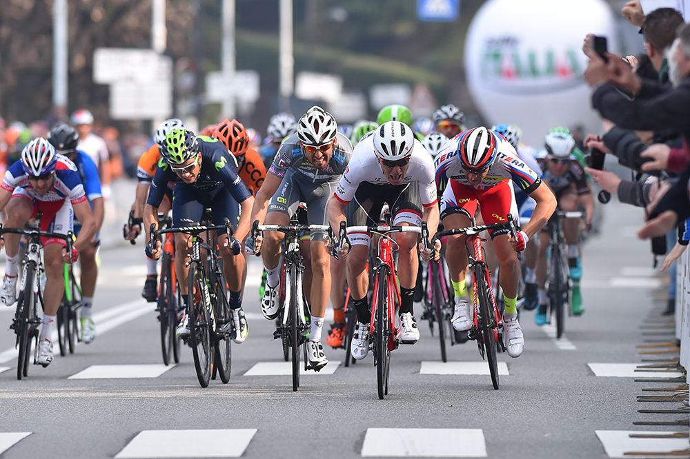 Giacomo Nizzolo (Trek) powers away to the win