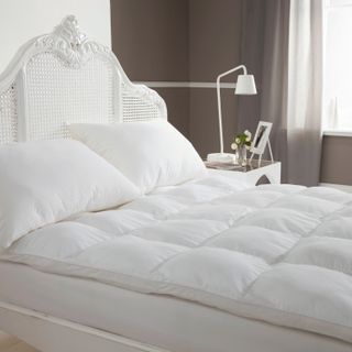 The Fine Bedding Company Clusterfull mattress topper