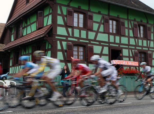 The break passes by a uniquely colored building in stage 14.