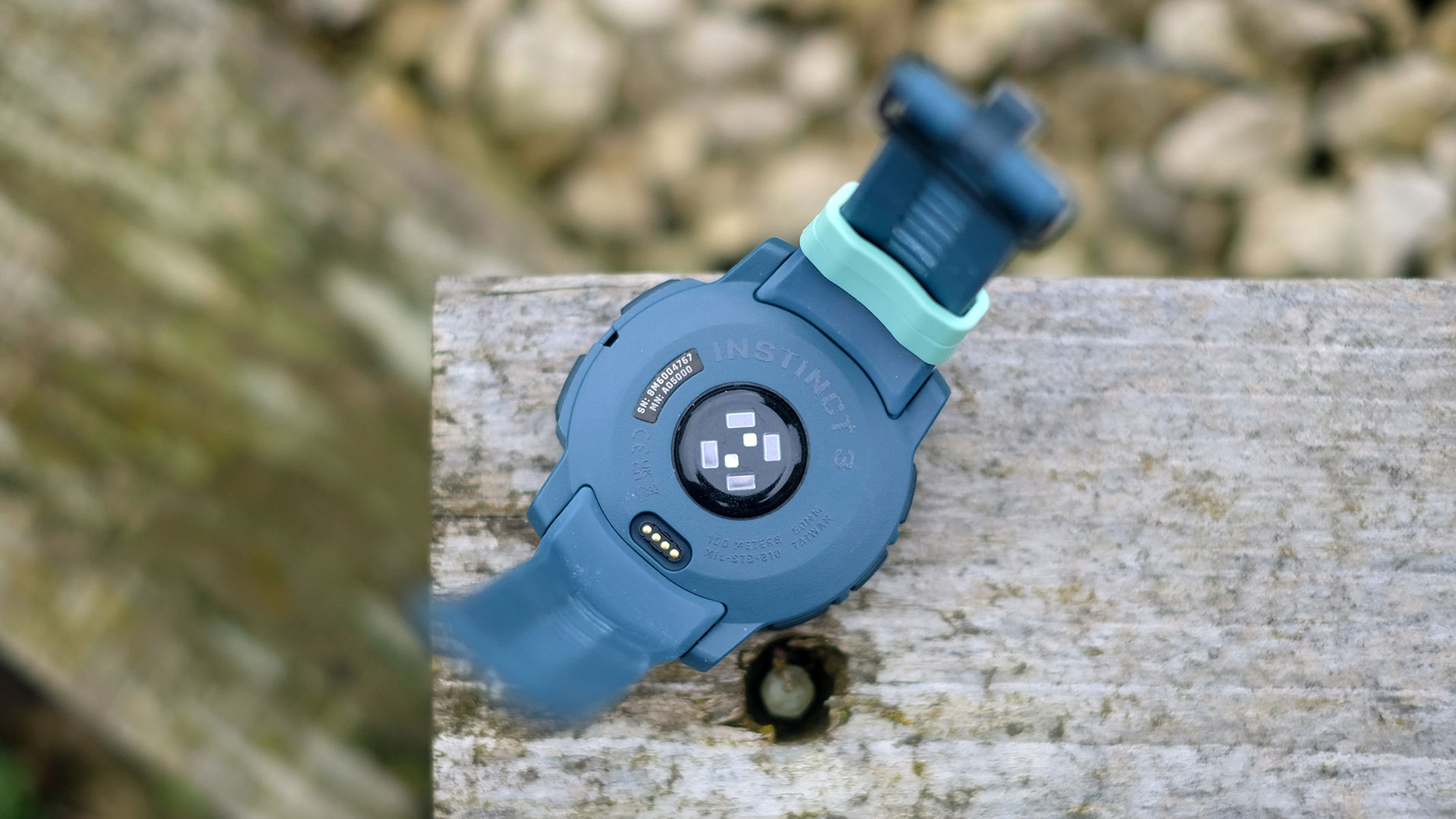 Garmin Instinct 3, o imagine apropiată a senzorului de ritm cardiac