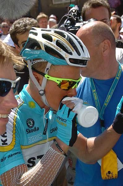 Vinokourov at the start in neon glasses and gauze