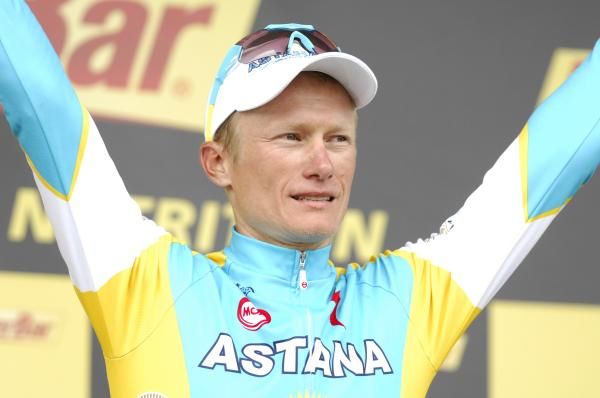 Alexander Vinokourov (Astana) threatens to break a smile