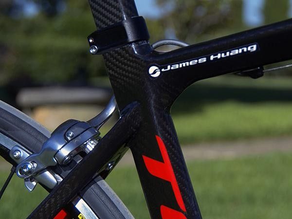 A more conventional bonded modular monocoque construction is used for the standard TCR Advanced.