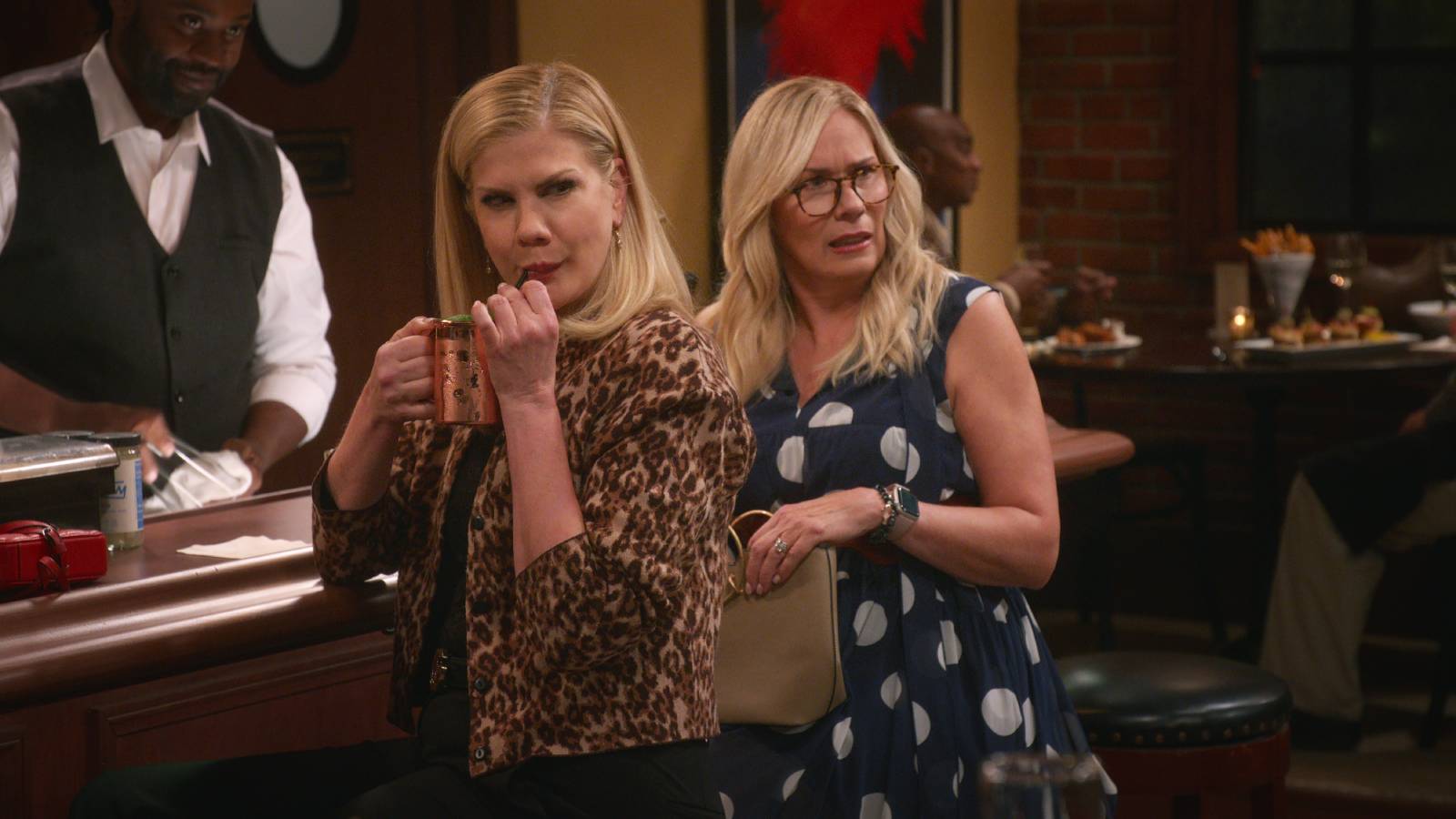 Kristen Johnston & Leanne Morgan in Leanne on Netflix.