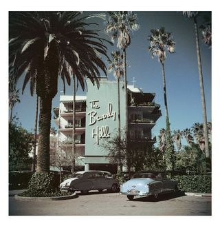 Cars parked outside the Beverly Hills Hotel on Sunset Boulevard in California, 1957