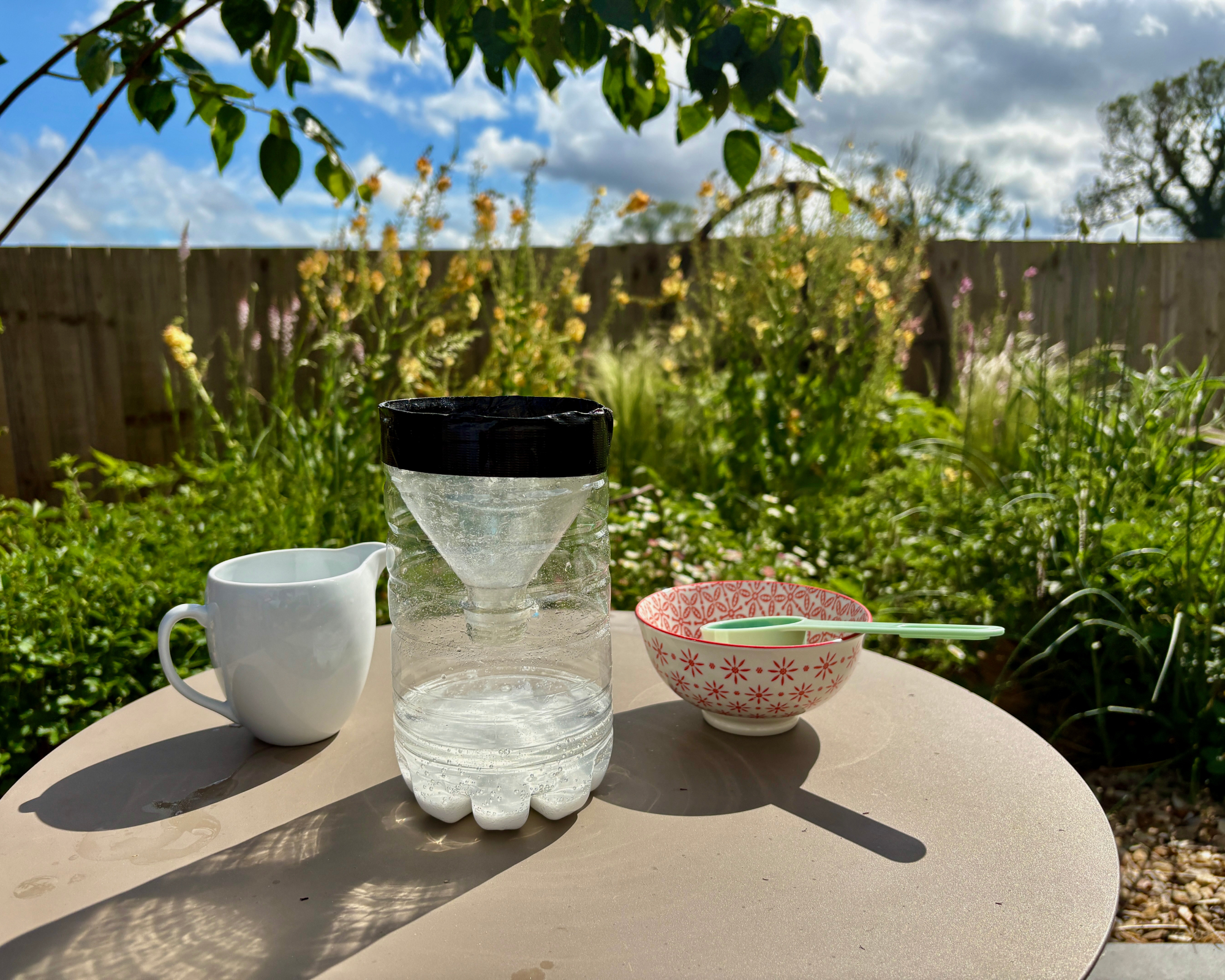 Making a mosquito trap with baking soda and white vinegar