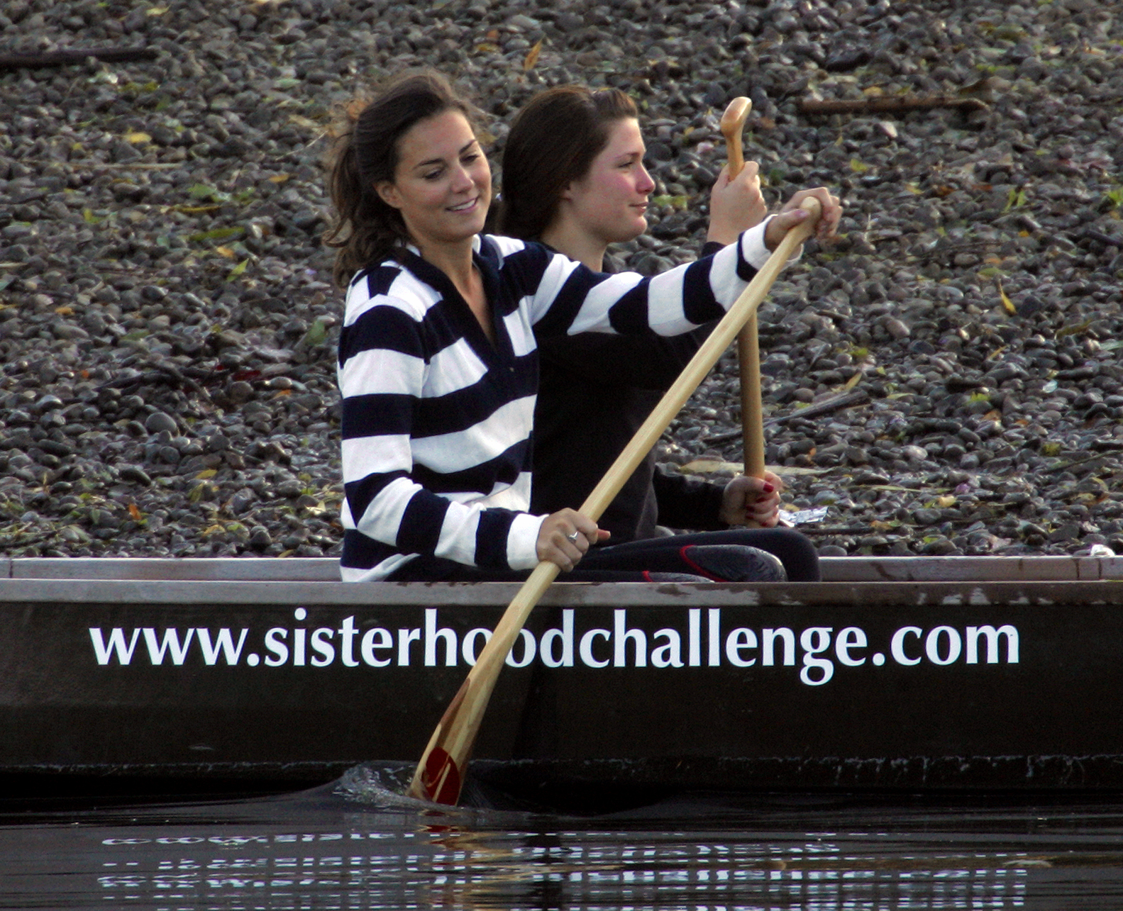 Kate Middleton takes part in a training session with the Sisterhood cross Channel rowing team, on the River Thames on July 27, 2007 in London, England. (Photo by Indigo/Getty Images)