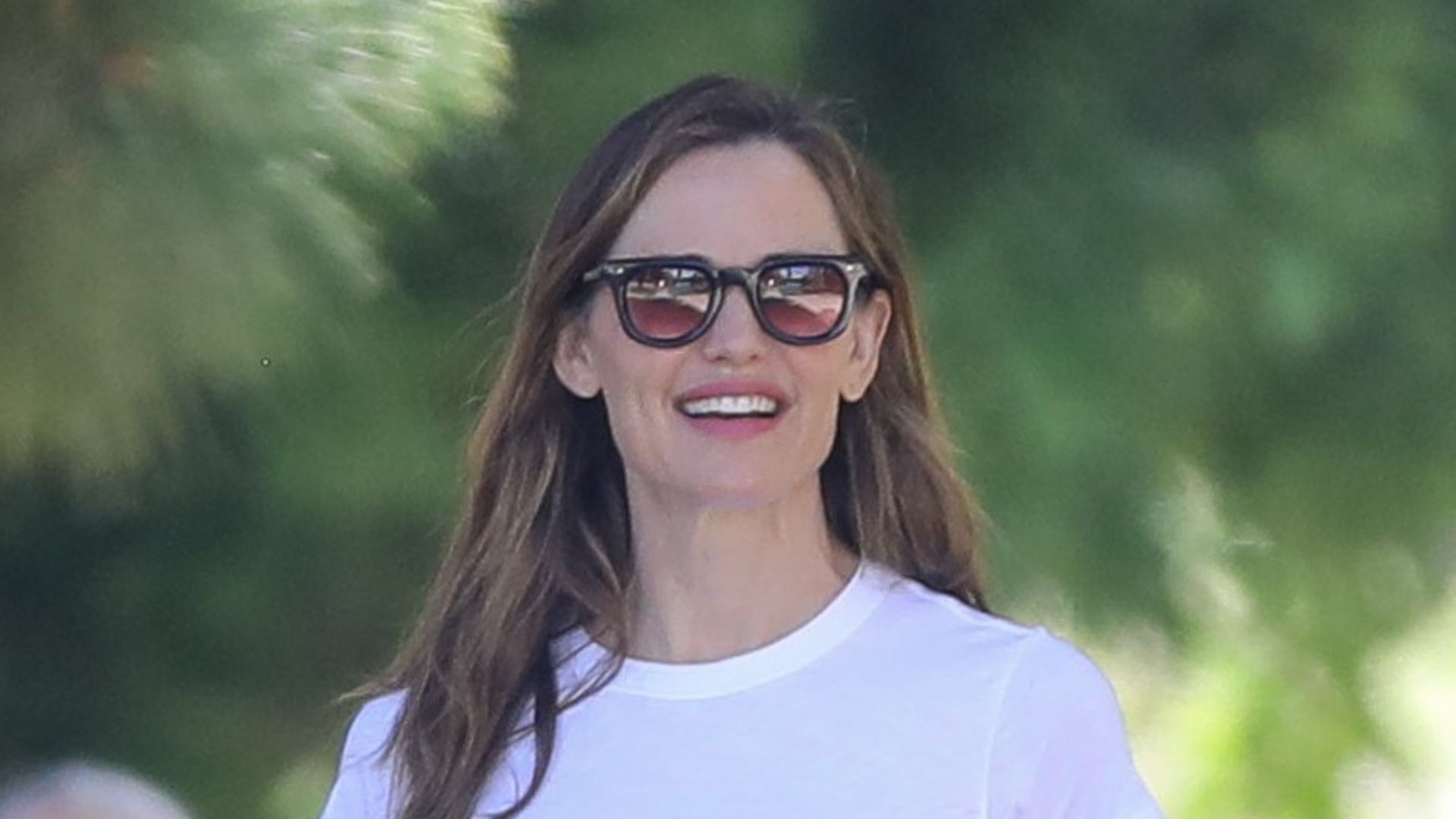 Jennifer Garner wearing a skirt and trainers in Santa Monica 16/08/2026