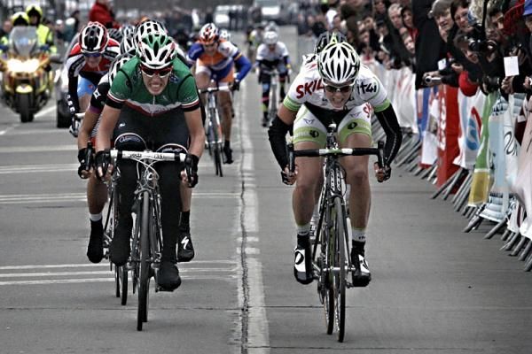 Noemi Cantele (Be Pink), left, and Adrie Visser (Skil 1T4i) sprint to the finish line.