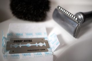 W5XHRF new razor blade with mens safety razor and badger shaving brush in a bathroom