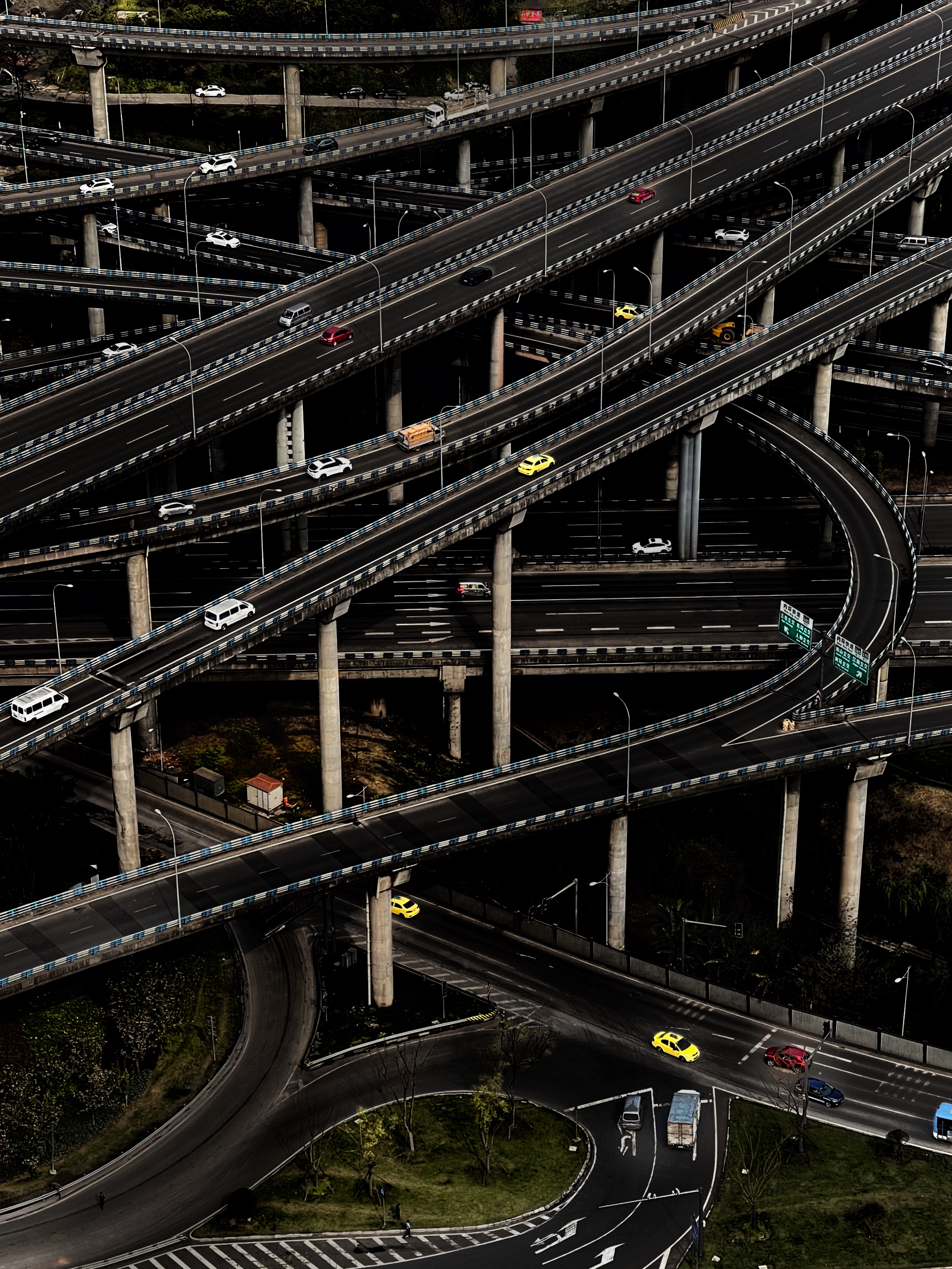 Una vista aérea de un gran cruce de autopistas