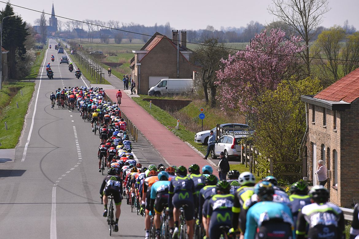 The Gent-Wevelgem peloton lined out