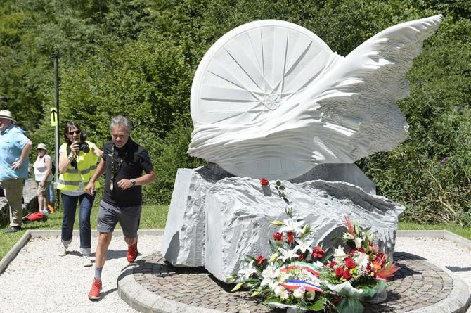 BMC's Jim Ochowicz makes a quick visit to the Fabio Casartelli memorial mid-stage
