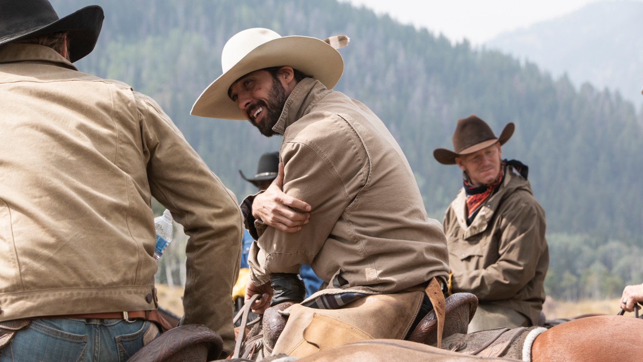 Ryan Bingham as Walker sitting on a horse in Yellowstone.