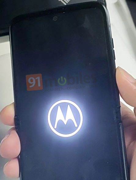 O Motorola Razr 3 em estado desdobrado