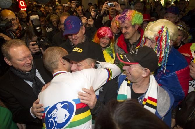 Dozens of supporters greeted Sven Nys in Brussels upon his return from America