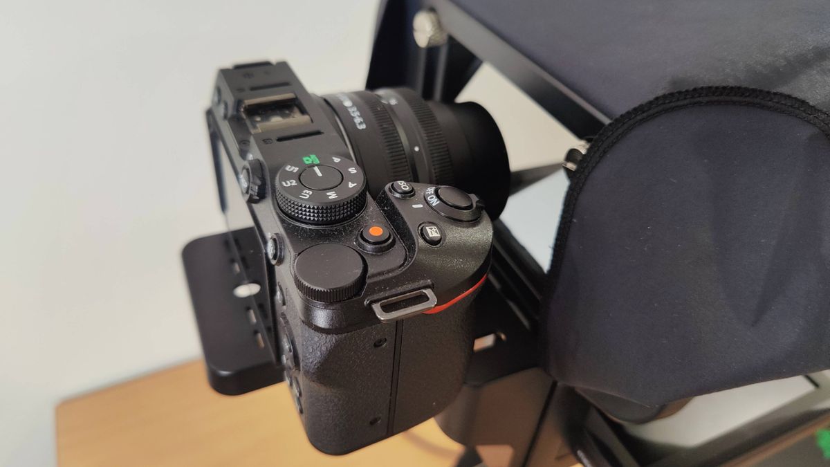 A camera loaded into the Elgato Prompter