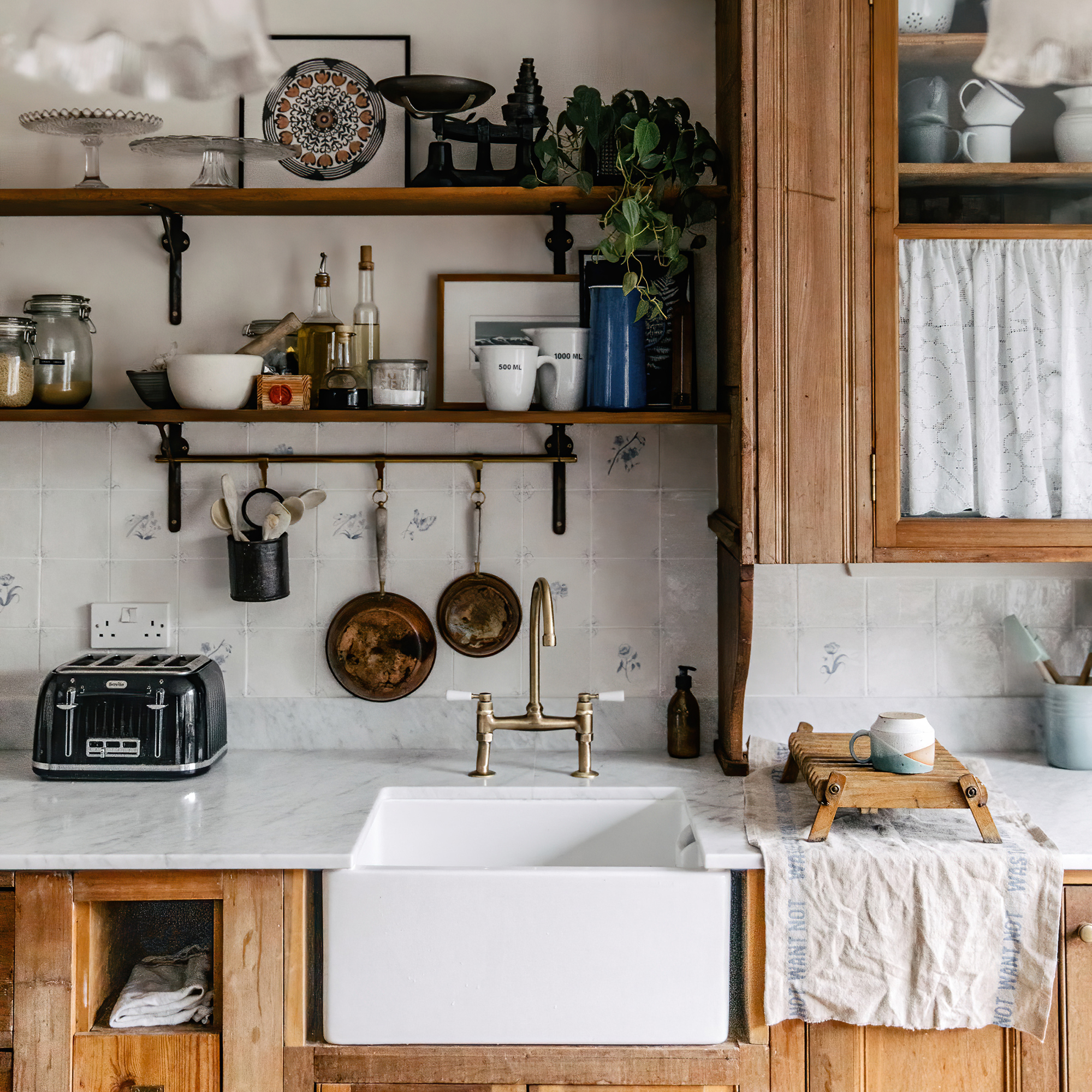 Delft tiles in wooden kitchen