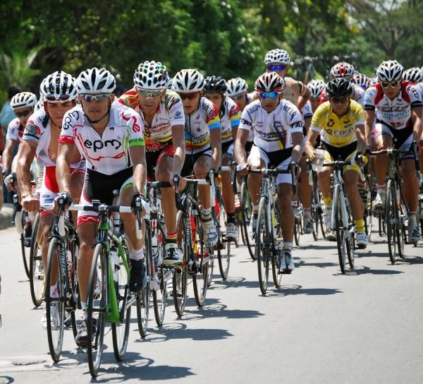 Francisco Colorado (EPM-UNE) leads the main bunch.