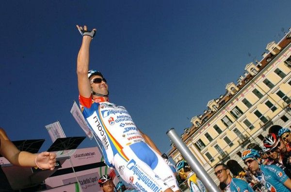 Former Giro champion Gilberto Simoni salutes the crowd after signing in.