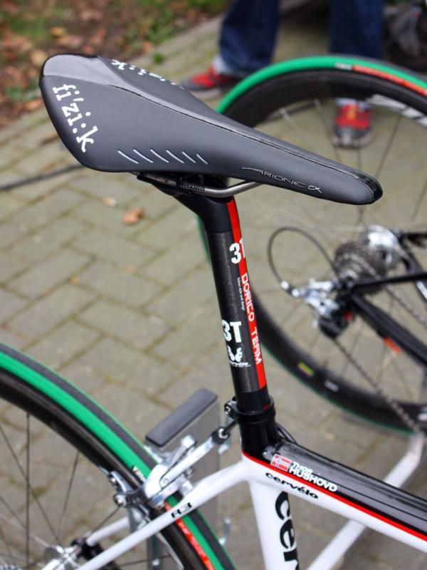 A fi'zi:k Arione CX saddle is bolted atop 3T's new Dorico setback seatpost.