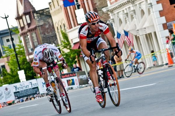 Karl Menzies (OUCH) leading Brad Huff (Jelly Belly) in an early move