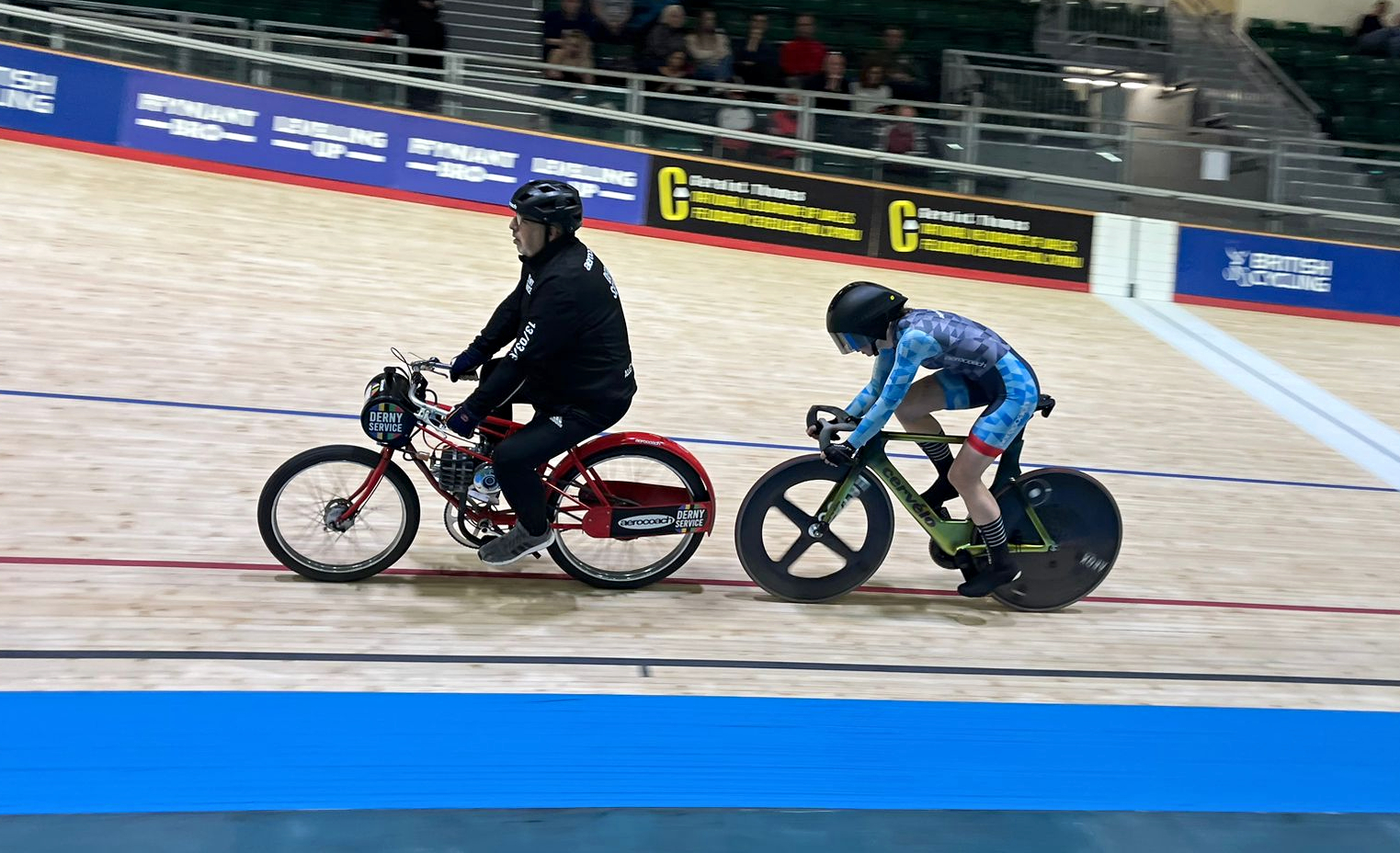 Jessica Disley breaking the UCI Derny Hour Record