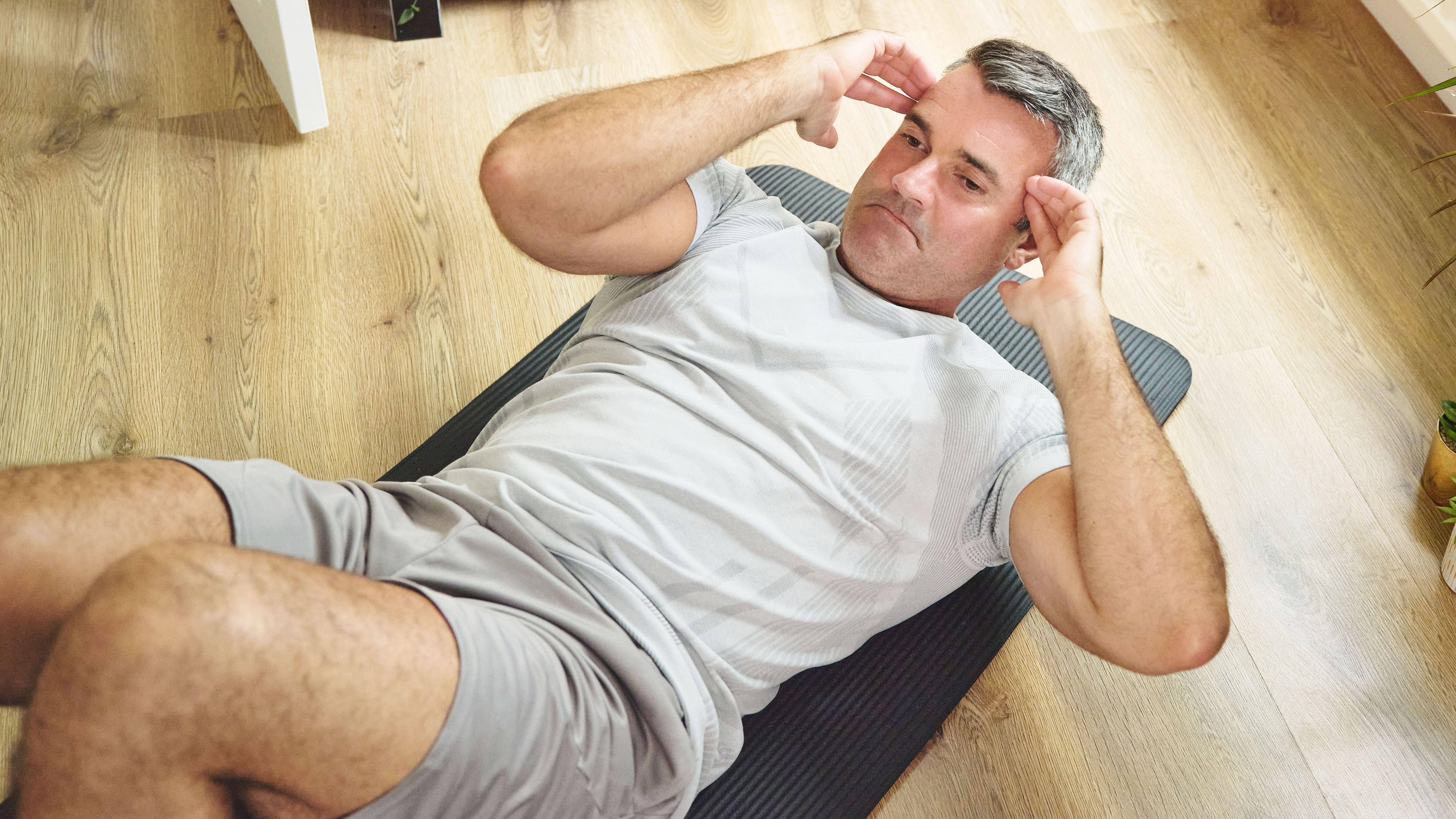 Man doing 30-day fitness challenge with crunches