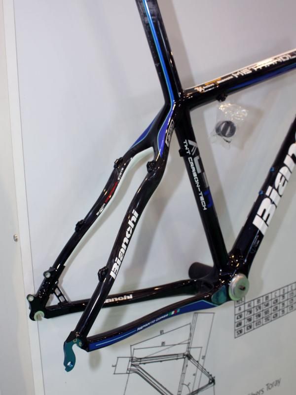 The stout-looking rear end features medium-sized tubing throughout.