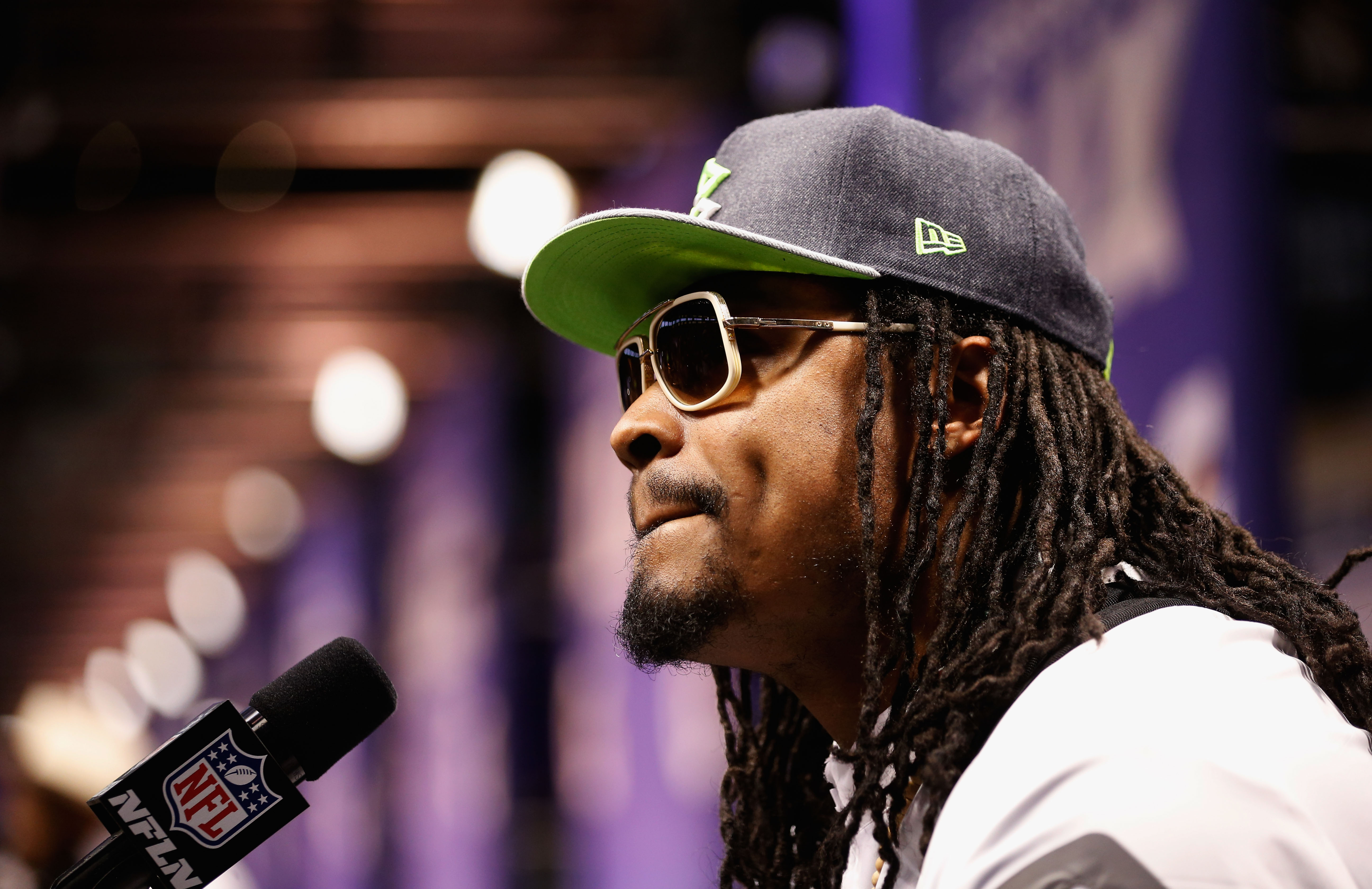 Seattle Seahawk Marshawn Lynch Is Being Fined $20,000 For Grabbing His  CrotchAgain