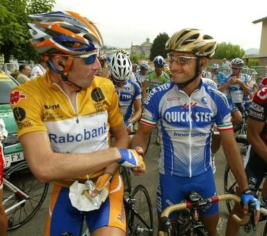 Denis Menchov (Rabobank) and Paolo Bettini (Quick Step) enjoy a little chat before the stage starts