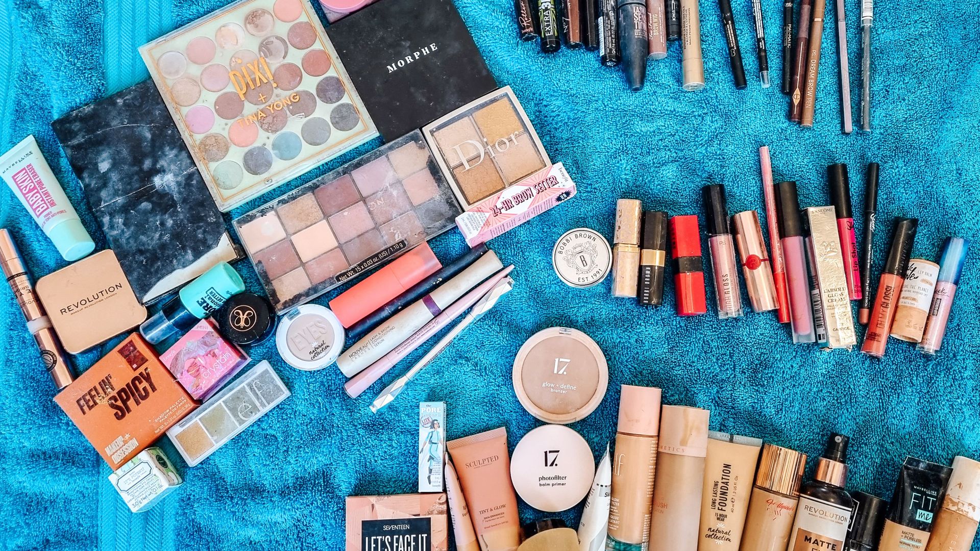 Berbagai produk makeup di atas handuk