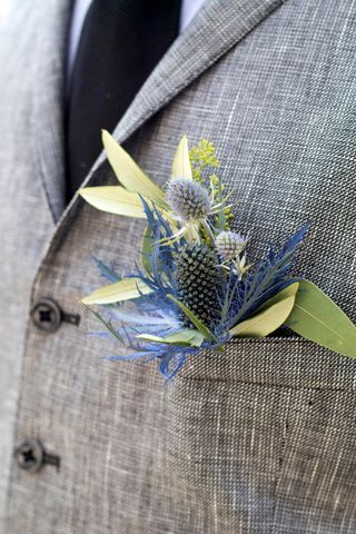 the Boutonniere in the pocket of the suits of the groom of eucalyptus and Eryngium
