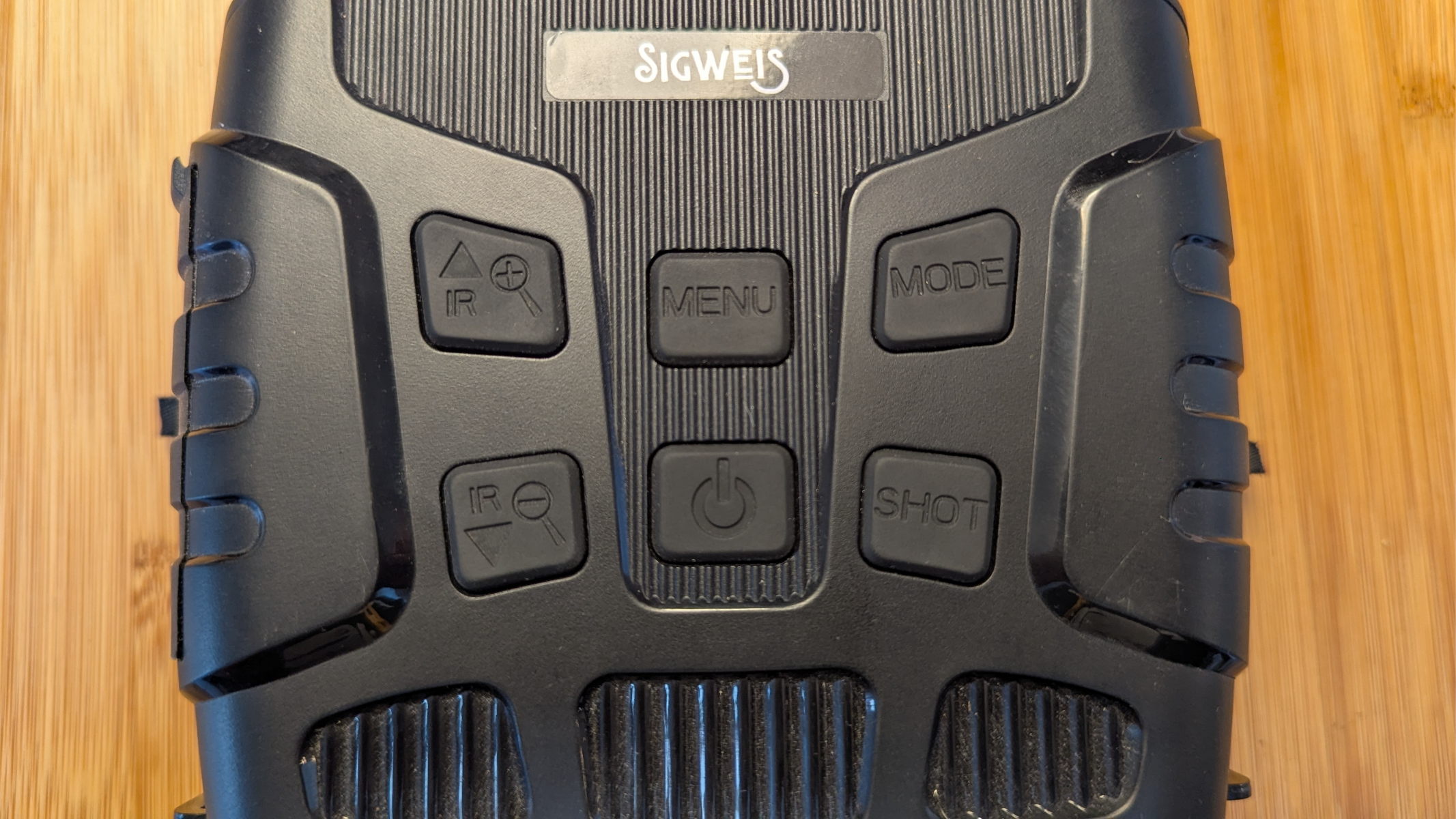 منظار الرؤية الليلية من Sigwei يُظهر الأزرار الموجودة في الأعلى.