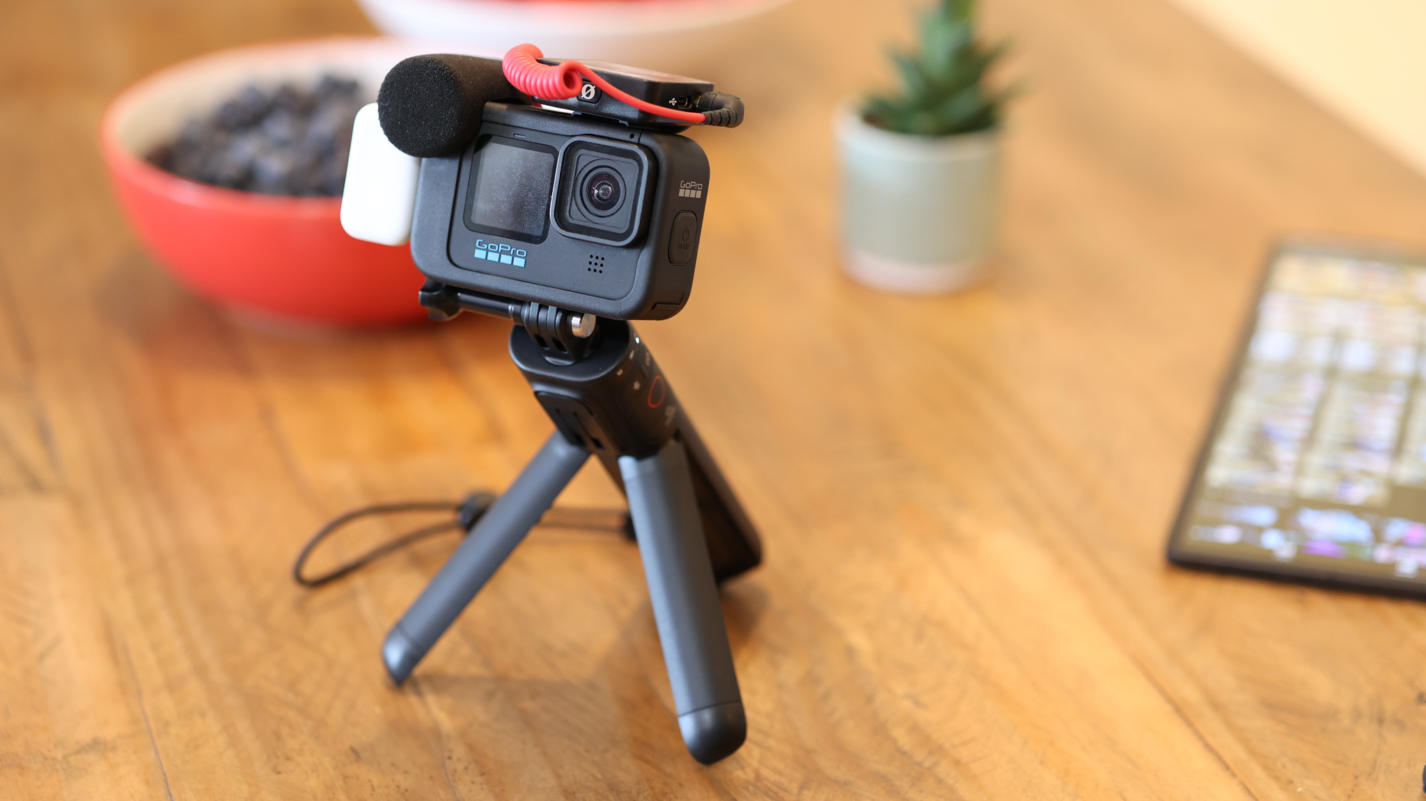 La empuñadura del trípode GoPro Volta sobre una mesa de madera