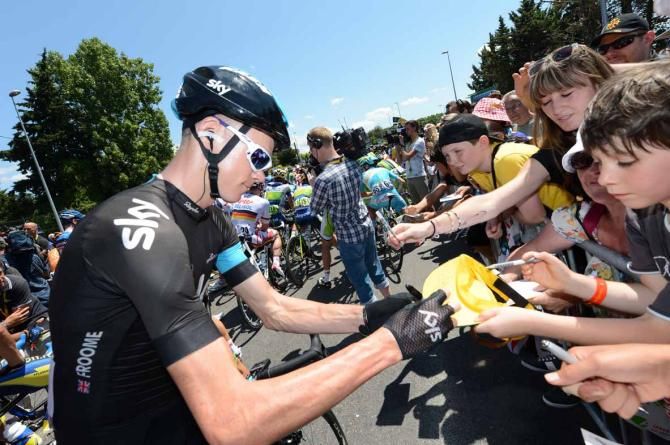 Chris Froome (Sky) signs autographs in Aix-en-Provence.