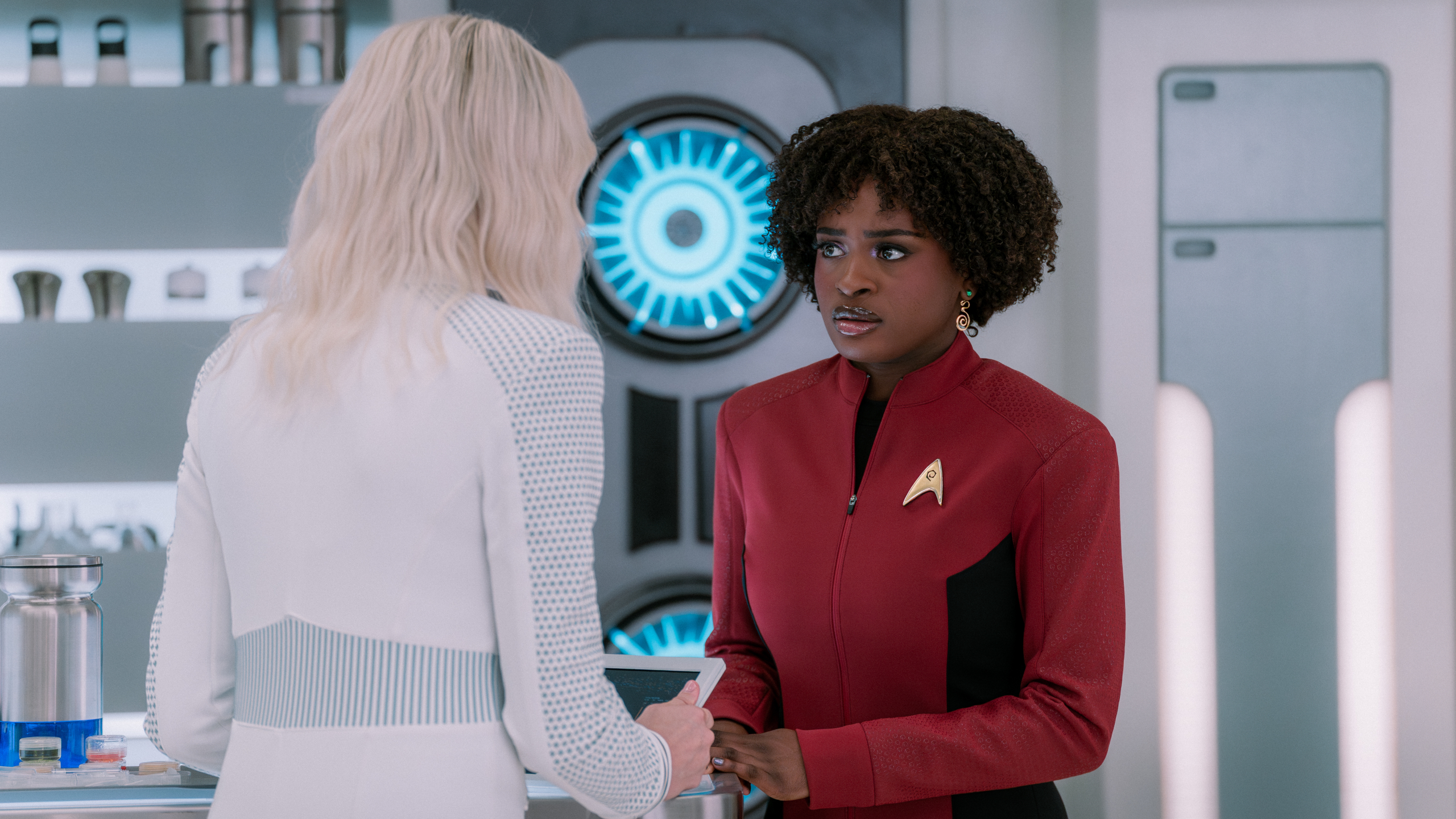 (LR): Jess Bush como Christine Chapel e Celia Rose Gooding como Uhura em Star Trek: Strange New Worlds, episódio 7, temporada 4.