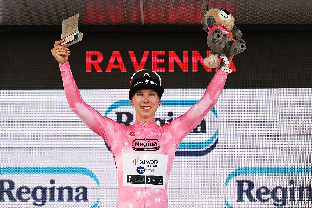 Giro d'Italia Women GC standings – Lorena Wiebes pulls on the first pink jersey of 2026