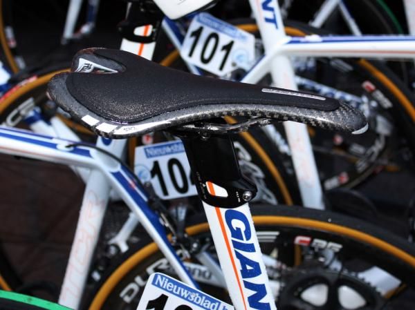 Last year Nick Nuyens' (Rabobank) team mechanic wedged a chunk of wood in between the top of the seatpost and the bottle of the saddle shell to achieve the rider's preferred very firm feel. This year Nuyens has apparently discovered Selle Italia's carbon-hulled SLR Teknologika model instead.