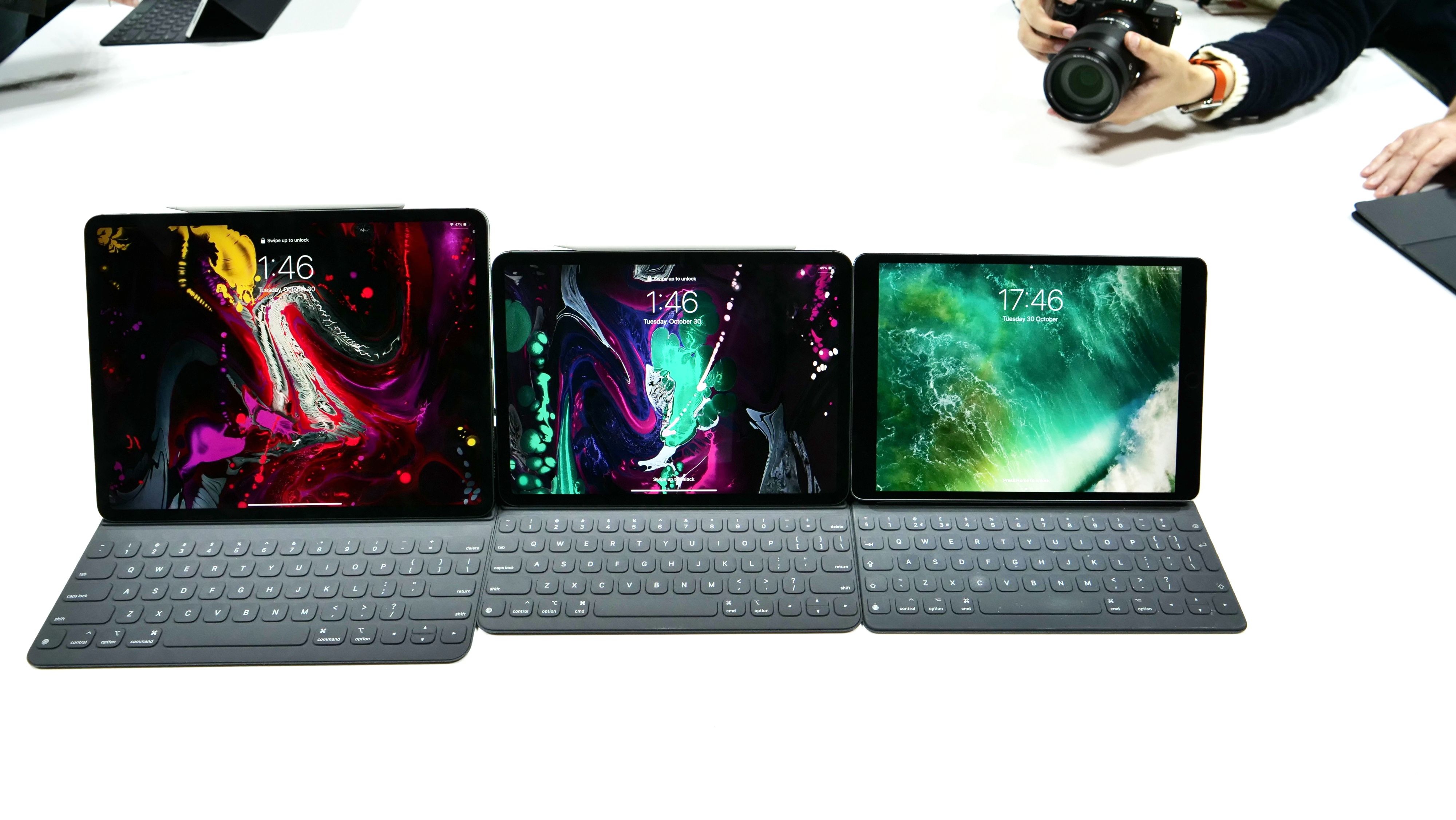  Nya iPad Pro på 11 tum (i mitten) har samma format som den gamla modellen på 10,5 tum (till höger).