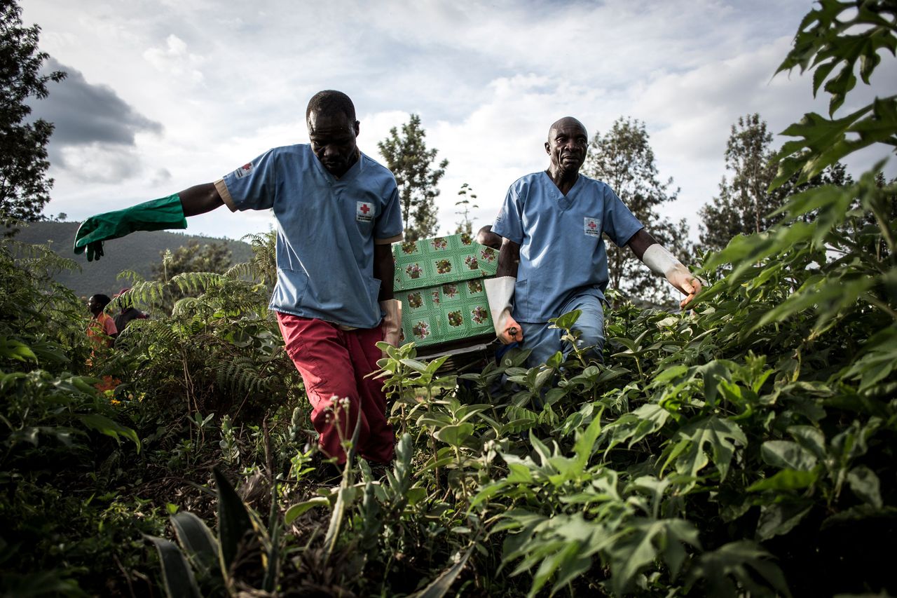 Health workers carry a coffin containing a victim of the Ebola virus on May 16, 2019 in Butembo.