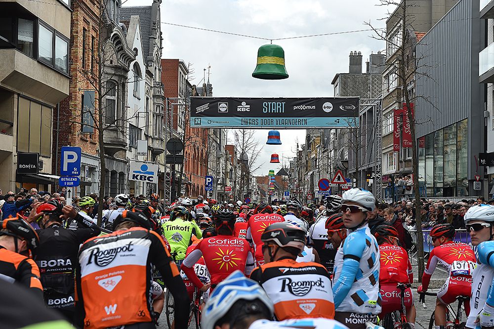 Roeselare City start line for Dwars door Vlaanderen