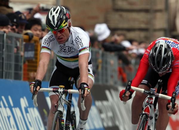 Cadel Evans (BMC Racing Team) finishes just short of a lunging Stefano Garzelli (Acqua &amp; Sapone)