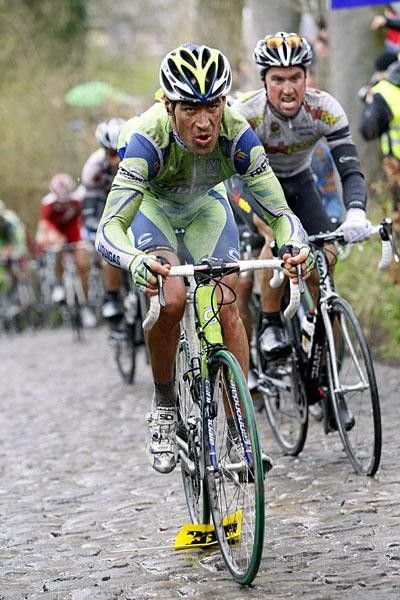 Quinziato on the Koppenberg hoping that the Flag of Flanders won't get caught in his drive system.