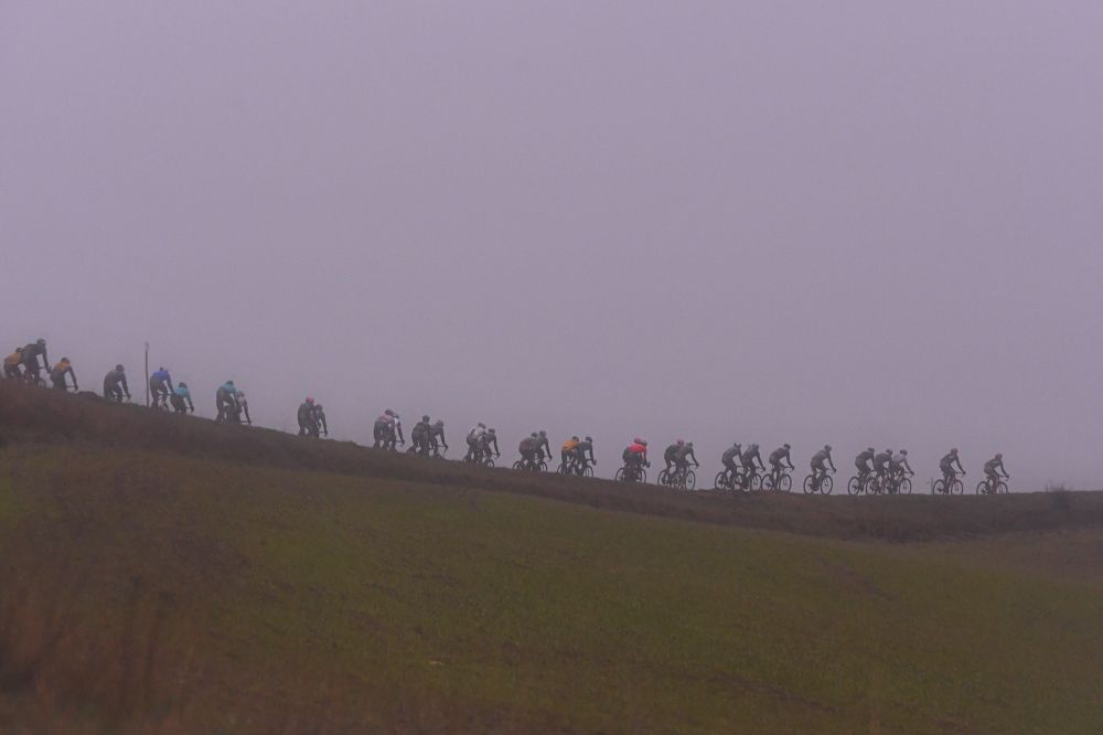 Riders on a ridge at Strade Bianche