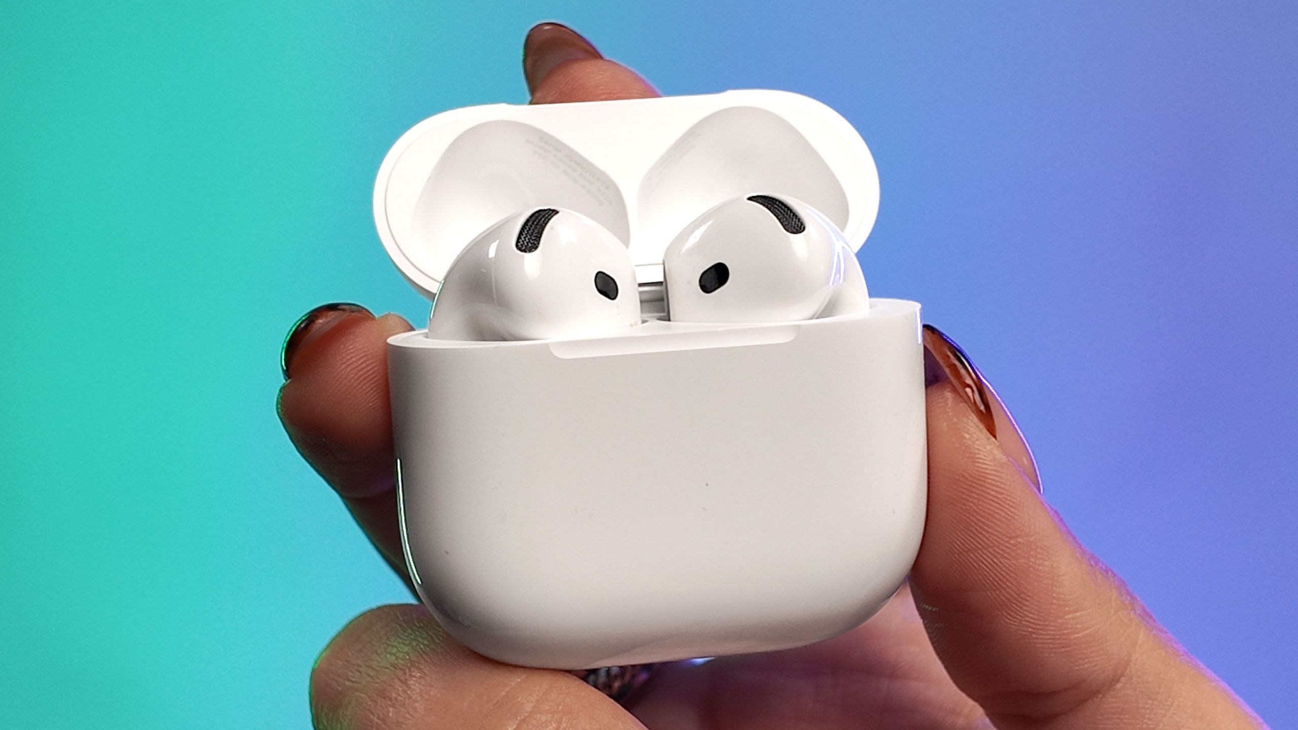 Обзор Apple AirPods 5: вердикт и ключевые особенности Apple AirPods 5 в зарядном кейсе