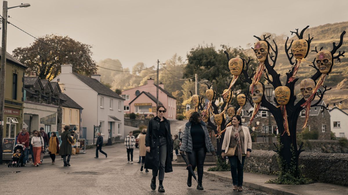 Dove walking through town in Bodkin episode 6