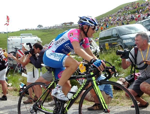 Damiano Cunego (Lampre - Farnese Vini) ascends the Col de la Madeleine in the lead break.