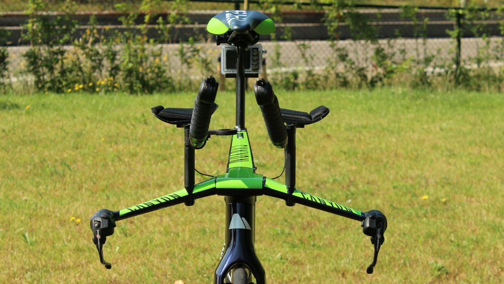 With the stem and lower bar fixed in height, Dowsett's cockpit adjustment comes via stack spacers under the arm rests