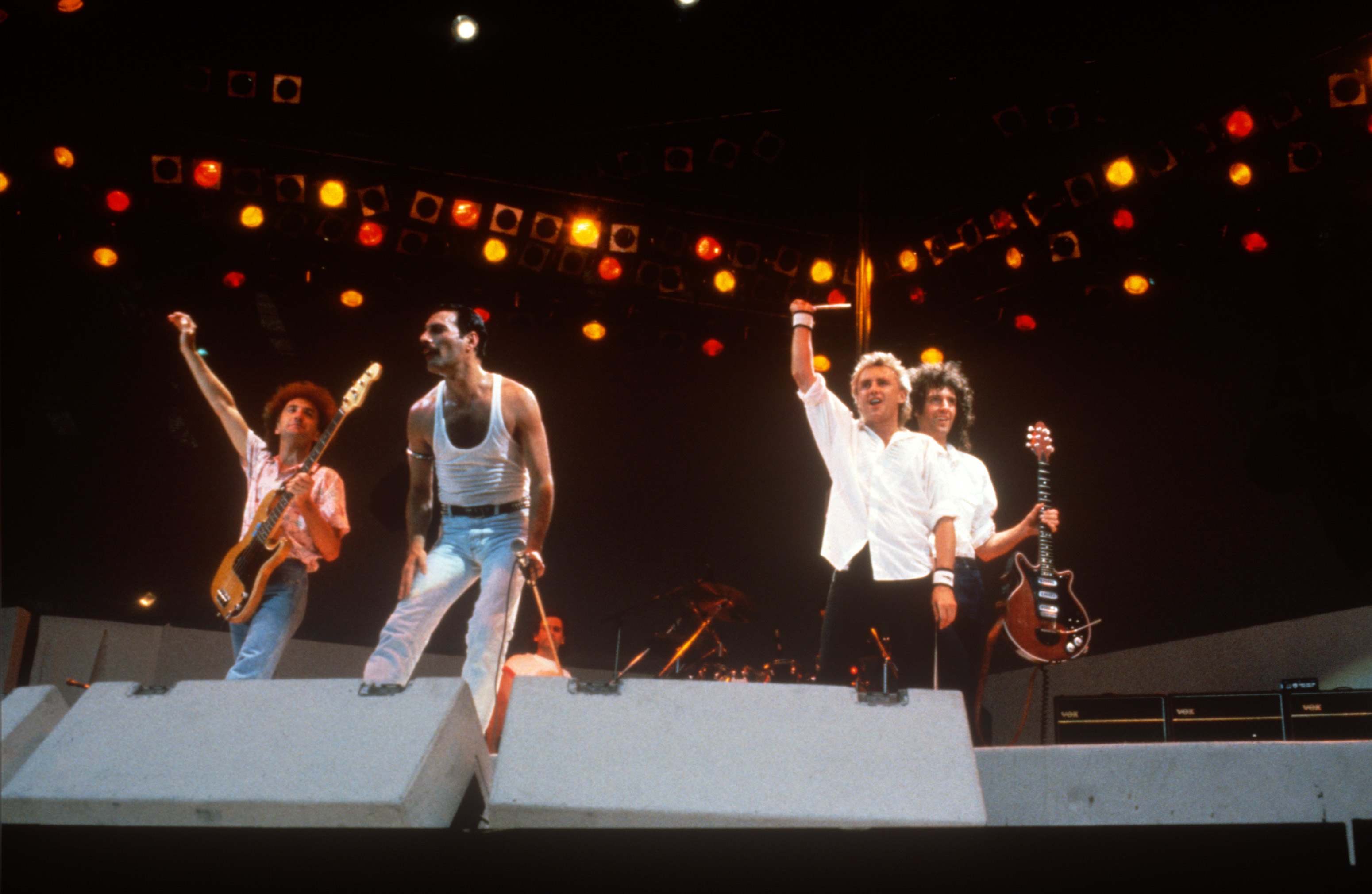 Фредди меркьюри стадион. Концерт Live Aid 1985 Queen. Фредди Меркьюри на концерте Live Aid 1985. Группа Квин концерт 1985. Выступление куин на Уэмбли 1985.